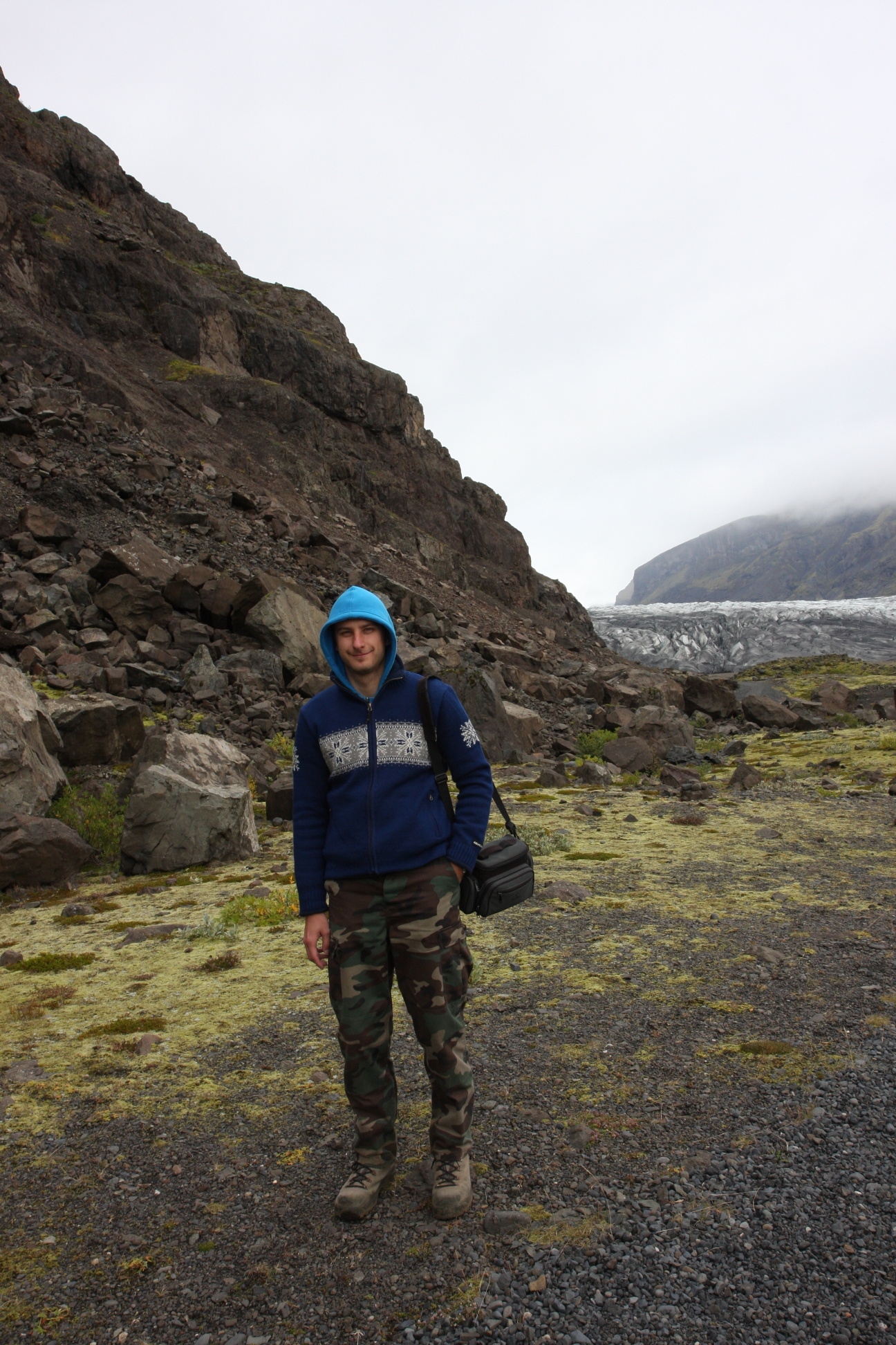 Let's come closer to the glacier