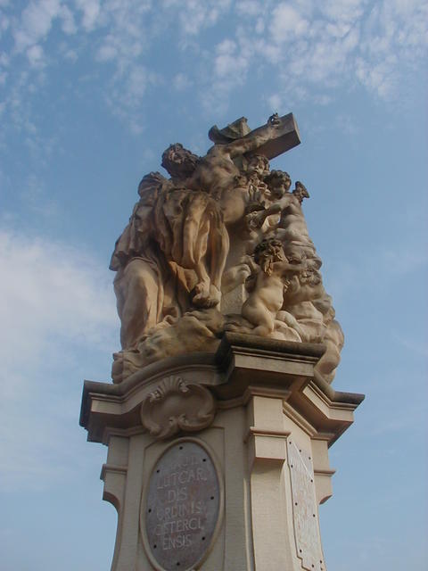 Žydras dangus virš Karlo tilto (Praha)