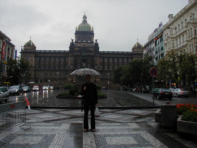 Antrą dieną Prahoj lijo...