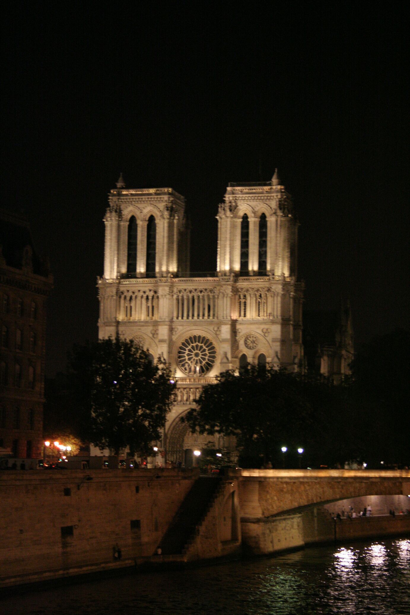 NotreDame naktį